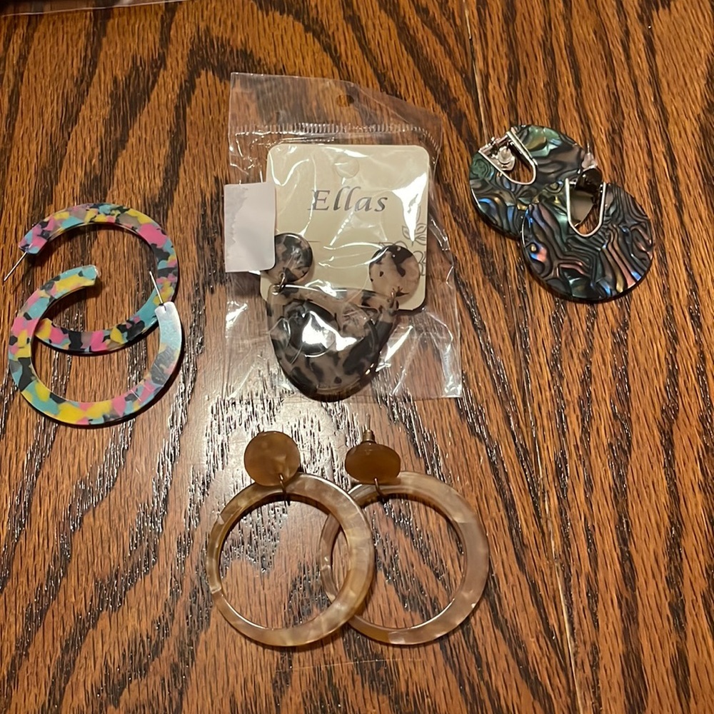 4 pairs of earrings
